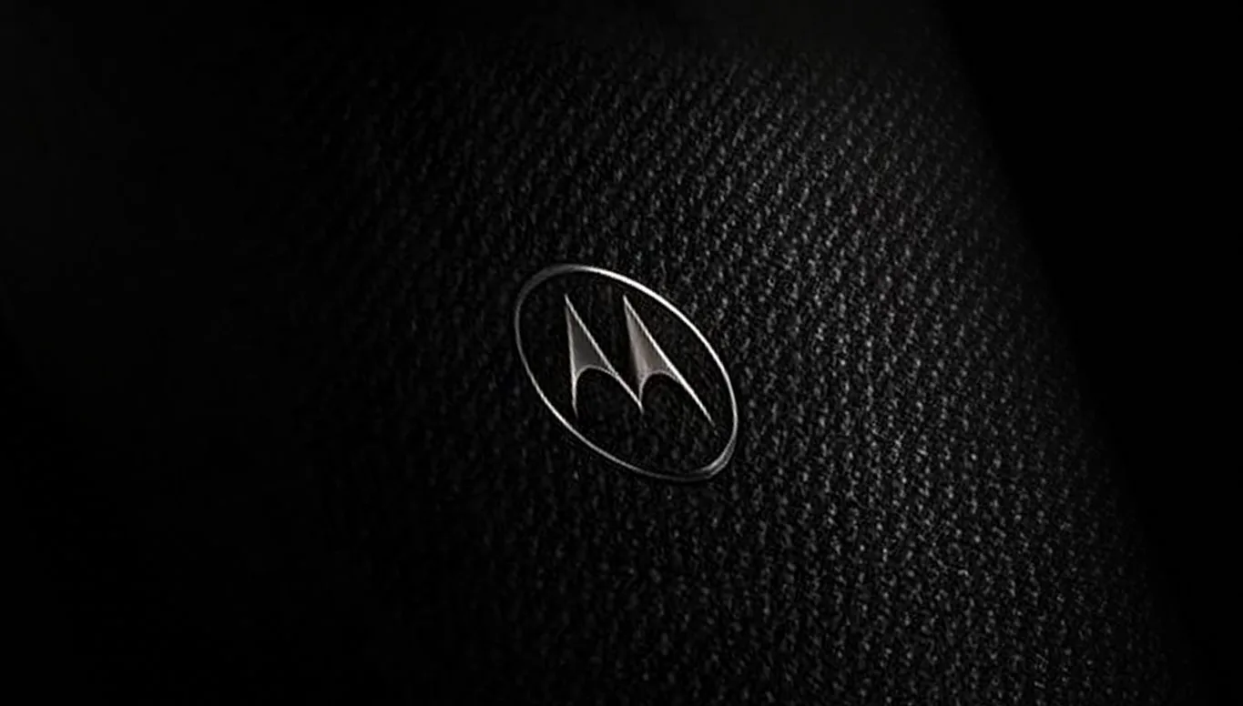 Motorola Signature 27 sedd bakifrån med fyra kameror och vävd baksida